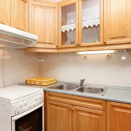 Lovely 2-bedroom In Poljica Lägenhet